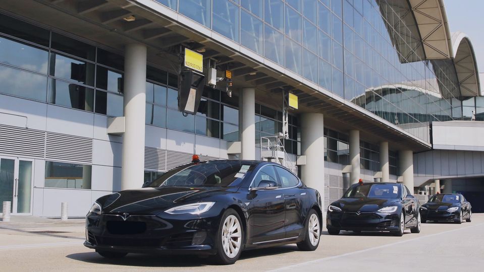 Enjoy a chauffeur ride to or from your gate in a black Telstra EV.