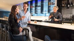 Should you tip for drinks, meals in airport lounges?